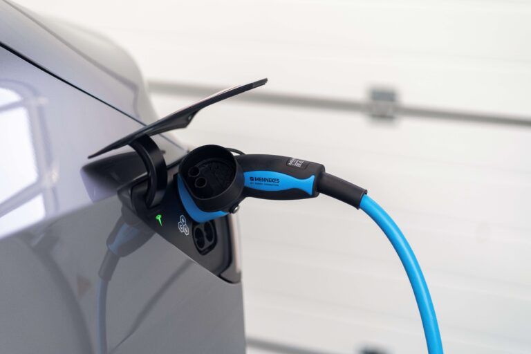 Ladestecker einer Wallbox steckt in einem Elektroauto