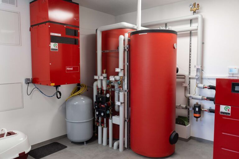 Warmwasserspeicher und Heizungstechnik in einem Technikraum