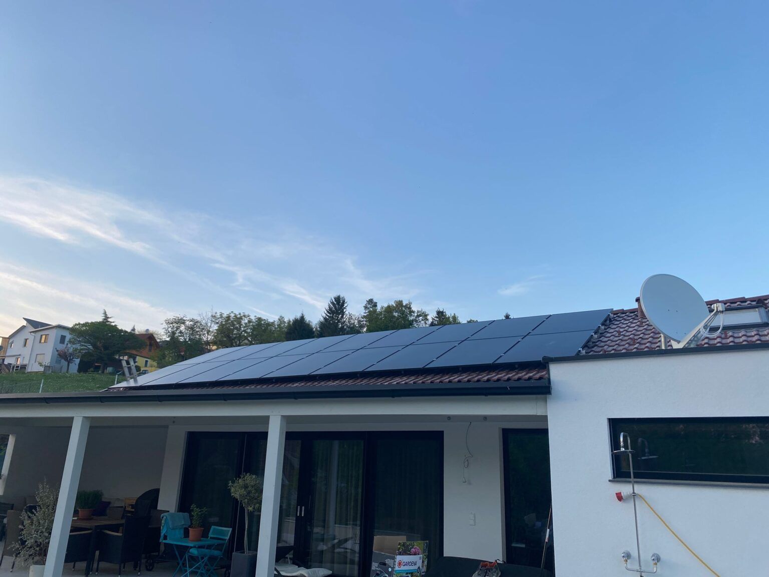 Schwarze PV-Module auf einem Einfamilienhaus in Graz-Umgebung