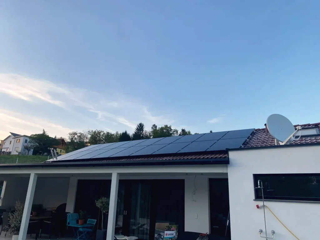 Schwarze PV-Module auf einem Einfamilienhaus in Graz-Umgebung