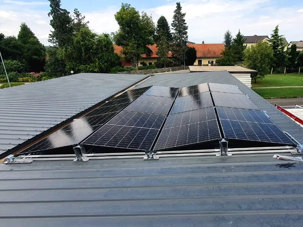 PV-Module in Ost-West-Aufständerung auf einem Carport in Wundschuh